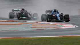 Fernando Alonso y Lewis Hamilton bajo la lluvia en el circuito de Turquía