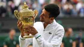 Djokovic, con el título de campeón de Wimbledon.