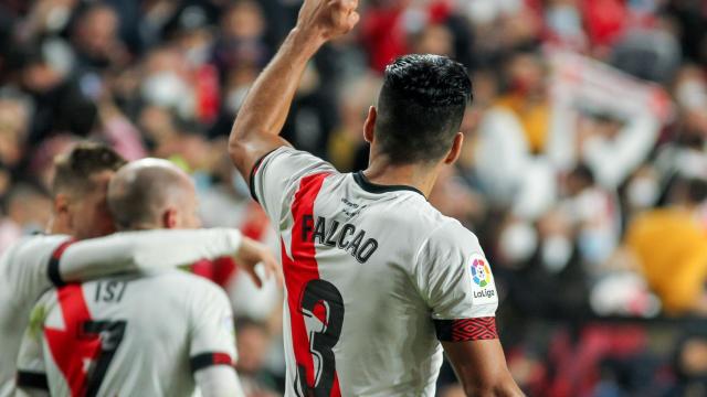 Radamel Falcao celebra un gol con el Rayo Vallecano en la temporada 2021/2022