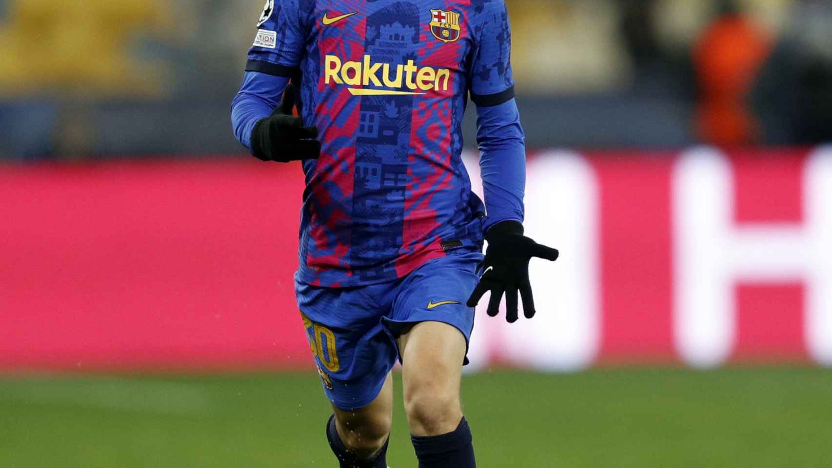 Gavi, en un partido del FC Barcelona de la Champions League 2021/2022