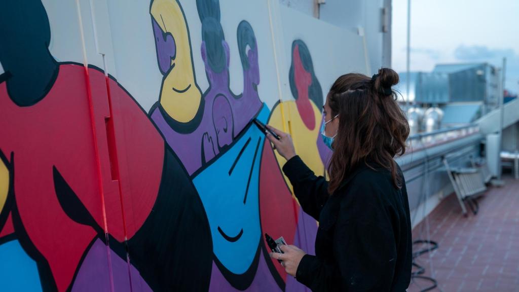 Fotografía de la realización de un mural durante 'Humanidad Inconformista'