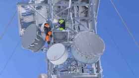 Trabajadores de Orange en un torre de telecomunicaciones de la operadora.