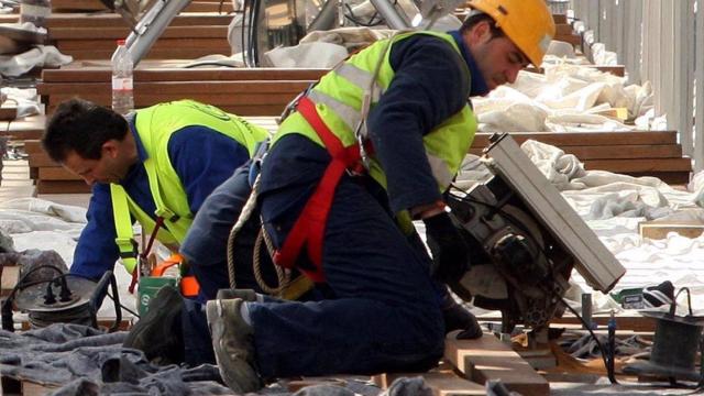 Imagen de archivo de dos trabajadores de la construcción