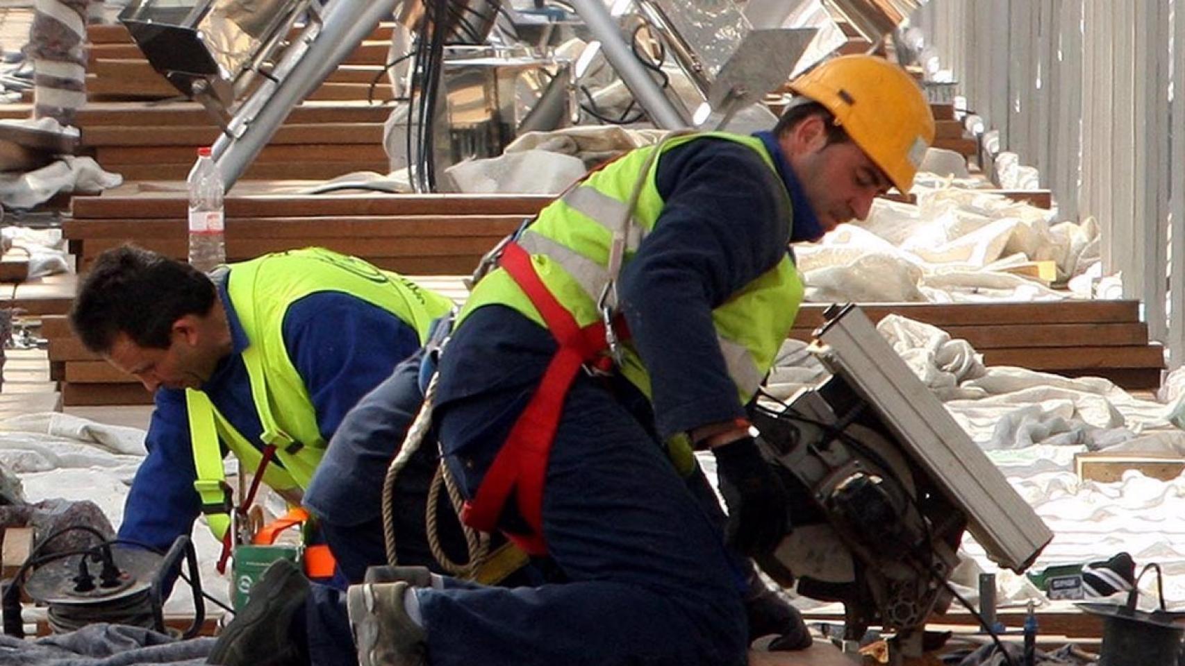 Imagen de archivo de dos trabajadores de la construcción