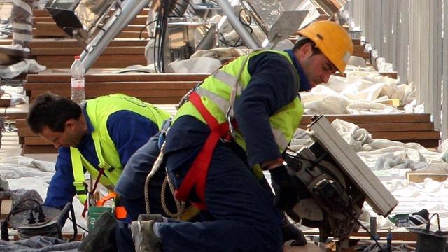 Imagen de archivo de dos trabajadores de la construcción