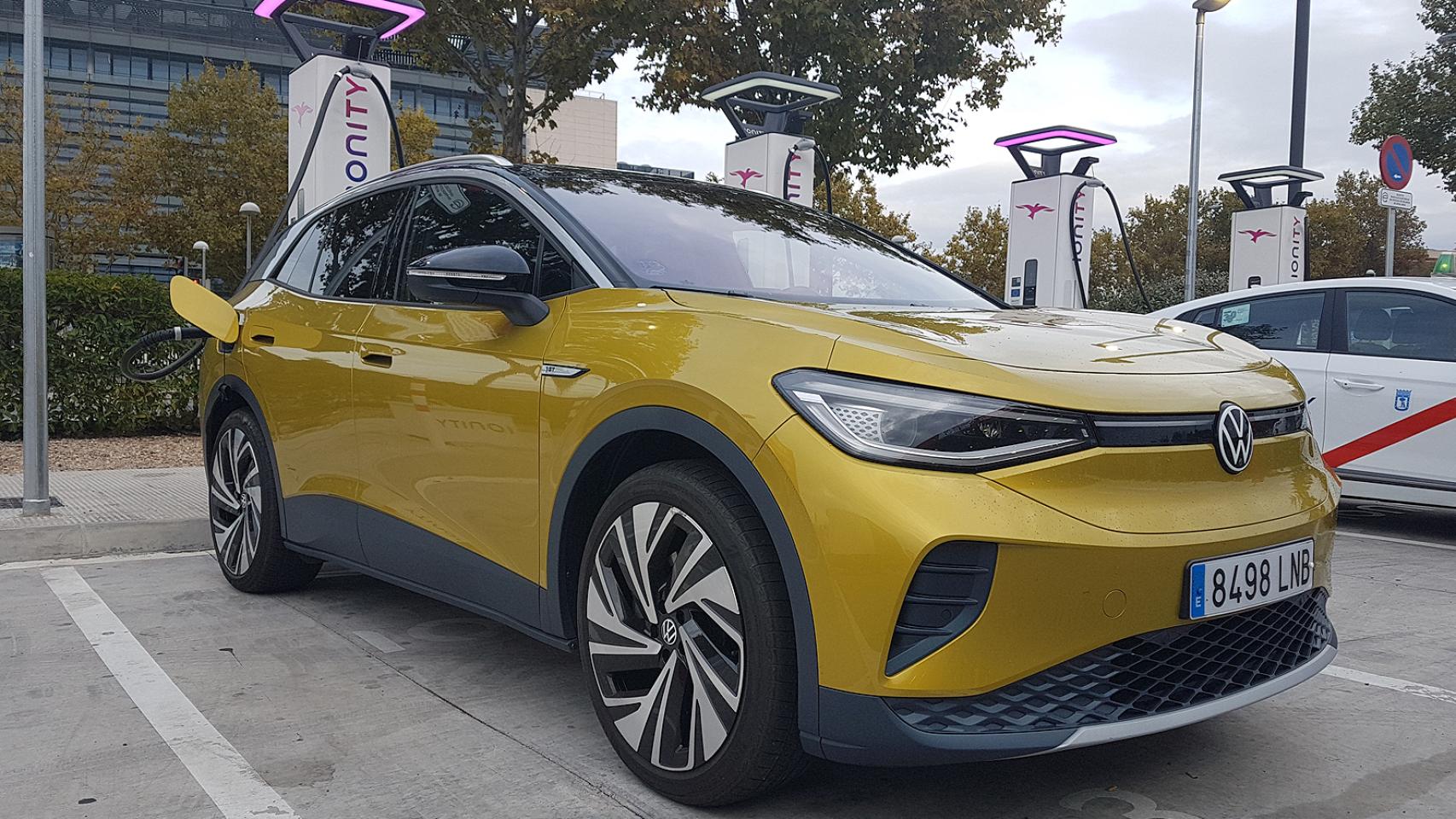 El Volkswagen ID.4 durante la recarga rápida en una estación de recarga rápida de Ionity, en Madrid.