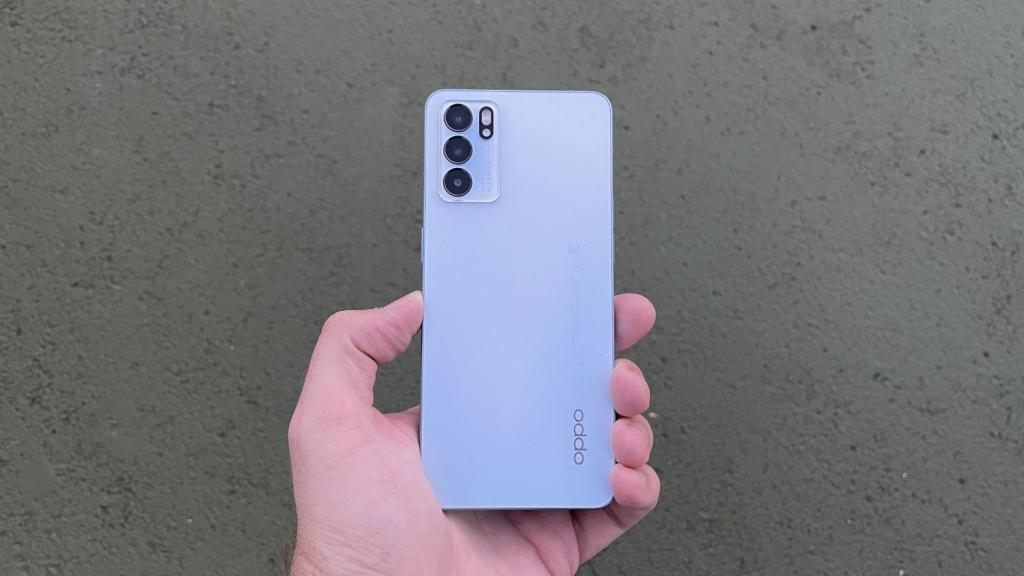 El Oppo Reno 6 es cómodo se sujetar con una mano.