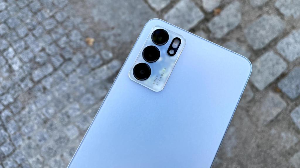 El Oppo Reno 6 tiene tres cámaras traseras.