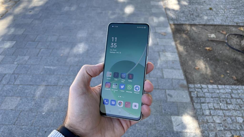 El Oppo Reno 6 tiene una pantalla AMOLED de 6,43 pulgadas.