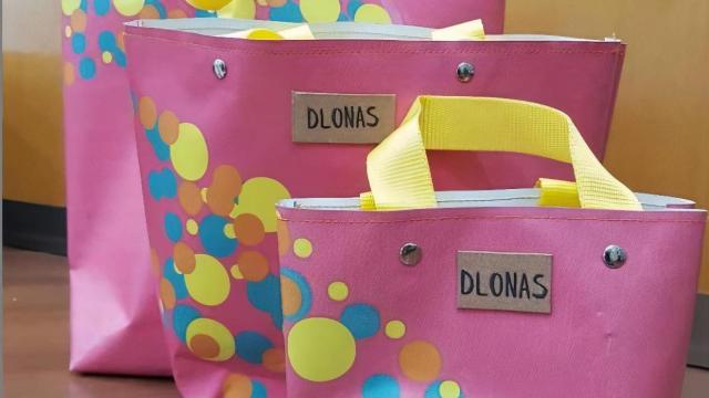 Bolsos hechos con lonas recicladas por Adcor