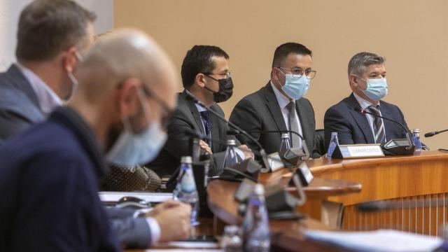 El conselleiro de Medio Rural, José González, comparece en la comisión de presupuestos del Parlamento de Galicia.