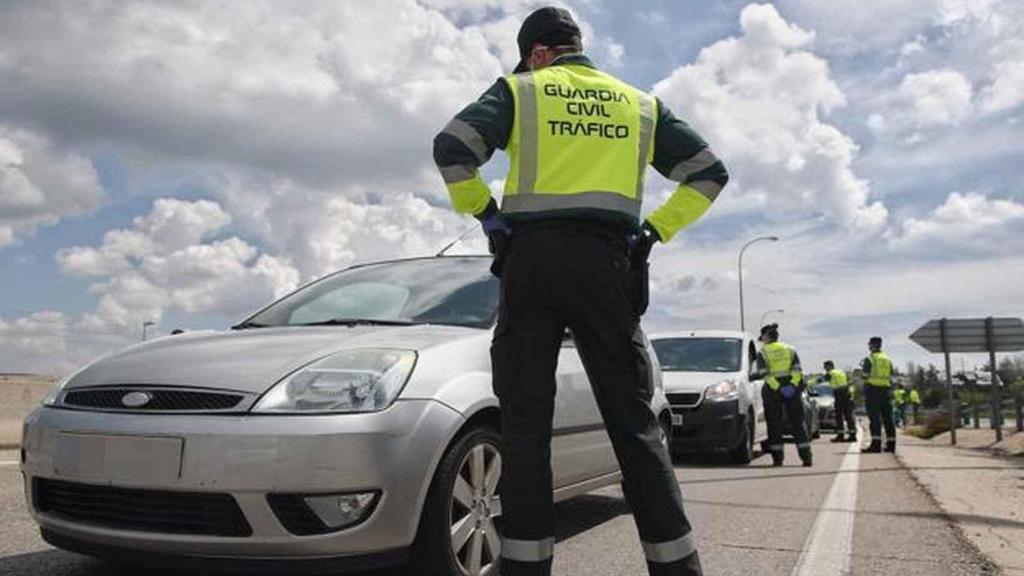 Varios agentes de la Guardia Civil, comprobando los vehículos en un control.