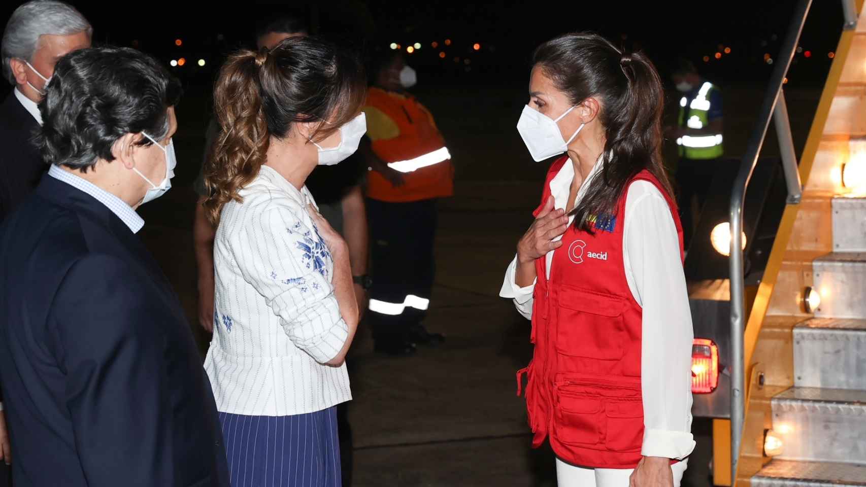 La reina Letizia saludando a la primera dama de Paraguay, Silvana López Moreira.