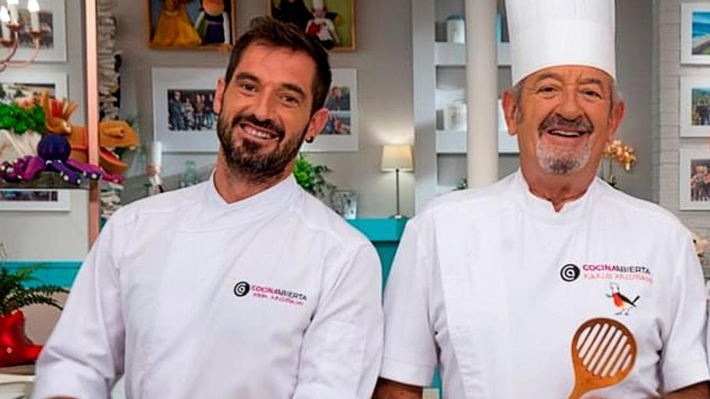 Joseba y Karlos comparten trabajo en Antena 3 al frente del programa culinario 'Cocina Abierta'.