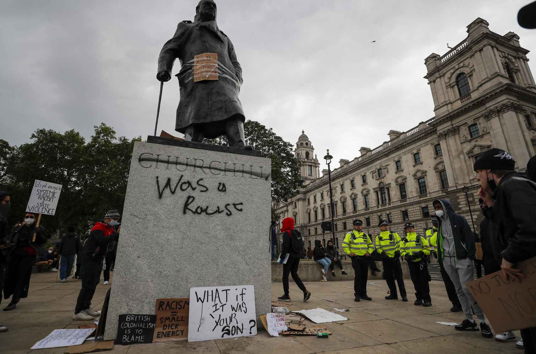 Protestas del Black Lives Matter en la estatua de Wiston Churchill en Londres.