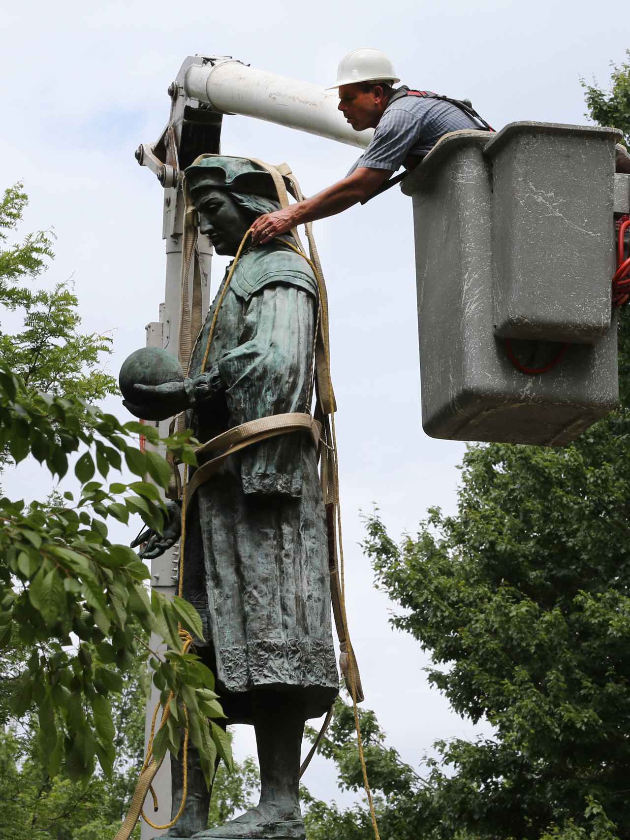 Retirada en 2020 de una estatua de Cristobal Colón en New Haven.
