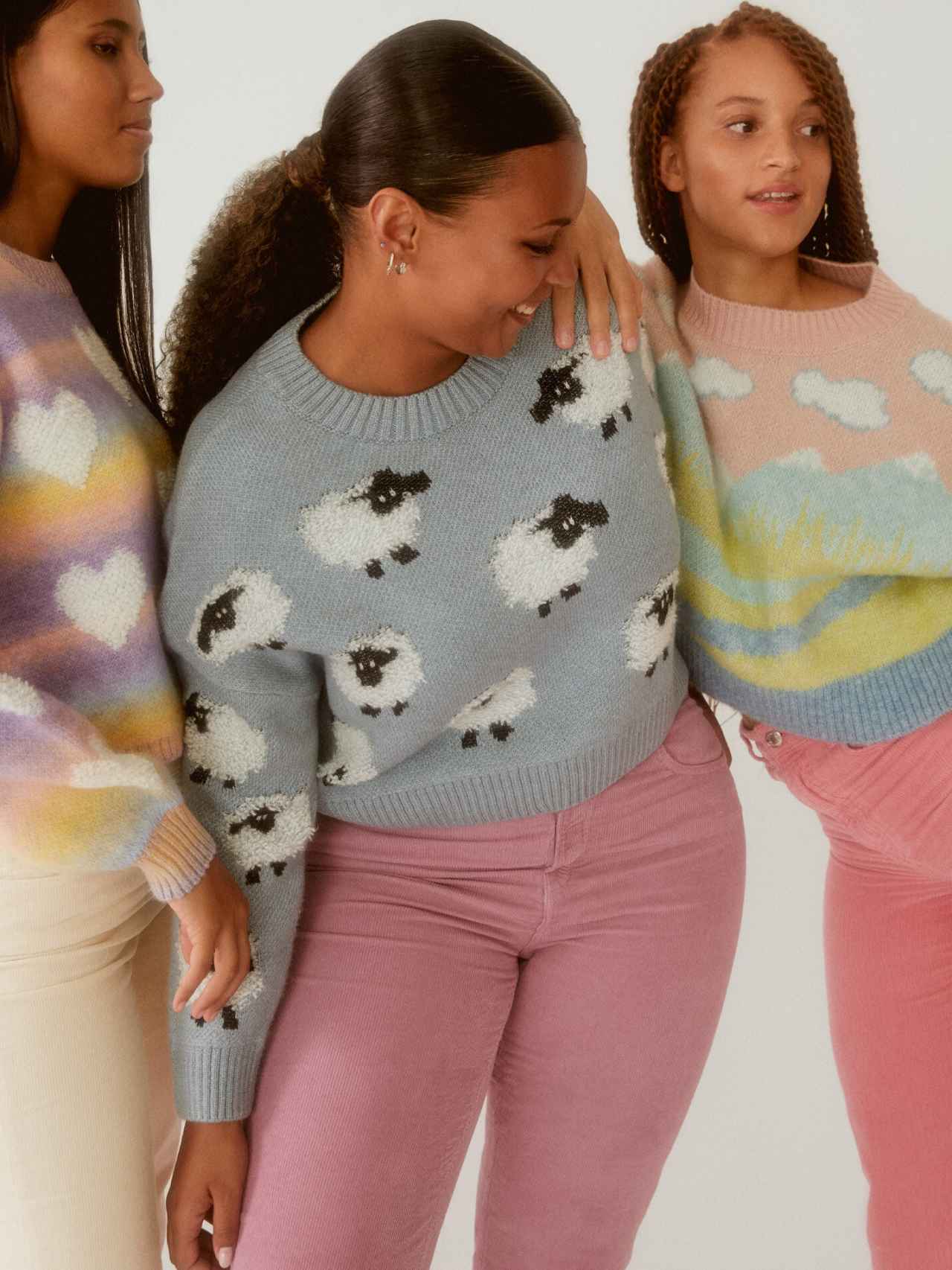 Algunas modelos de Inditex vestidas con pantalones de pana y jerséis de color pastel.