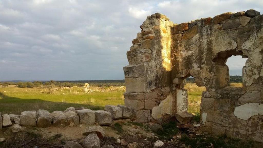 Iglesia de Otero de María Asensio, incluida en la Lista Roja del Patrimonio.