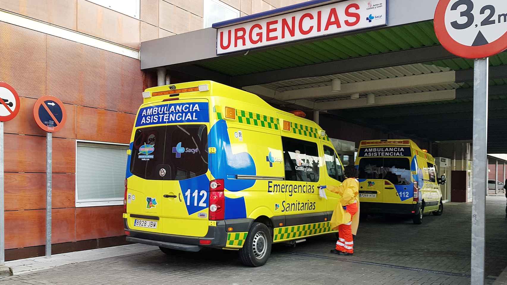 Imagen de archivo de dos ambulancias a la entrada de urgencias del hospital de Zamora