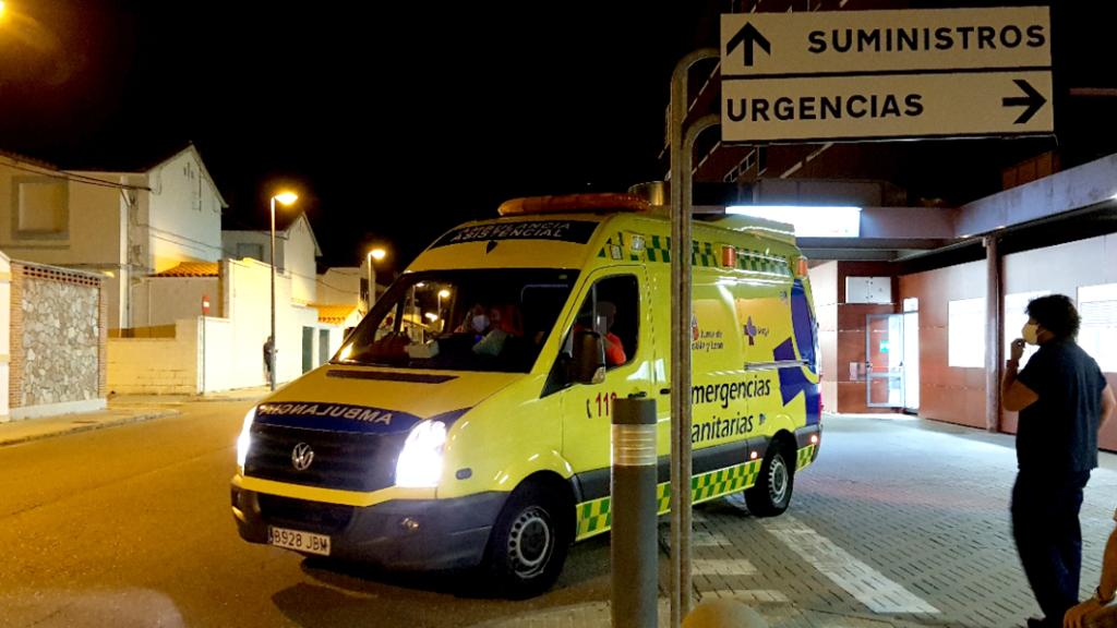 Una ambulancia en Urgencias del Hospital Virgen de la Concha