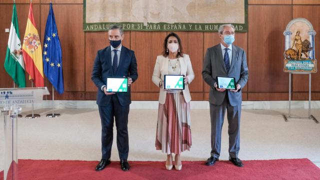 Los consejeros Juan Bravo y Rogelio Velasco, y ;la presidenta del Parlamento, Marta Bosquet, con el Presupuesto.