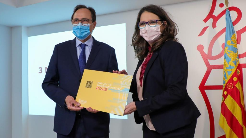 Vicent Soler y Mónica Oltra, en la presentación de los presupuestos autonómicos para 2022. EE