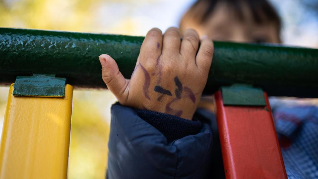 Un niño en el patio del colegio en la pandemia.