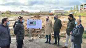 Un momento de la visita del alcalde a las obras del campo de fútbol Reina Sofía