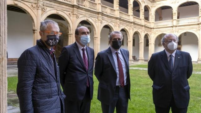 Ricardo Rivero, Tomás Quintana, Agustín Sánchez de Vega y Enrique Cabero posan en el patio del Colegio Arzobispo Fonseca