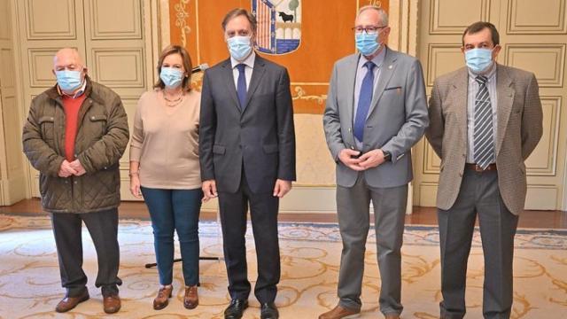 El Defensor del Mayor fue recibido en el Ayuntamiento por el alcalde Carlos García Carbayo