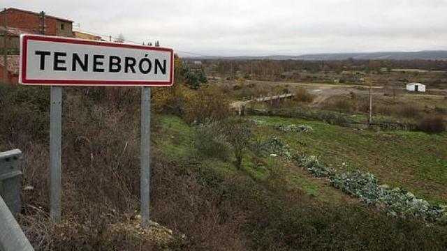 Señal indicativa del municipio salmantino de Tenebrón, situado en la comarca de Ciudad Rodrigo