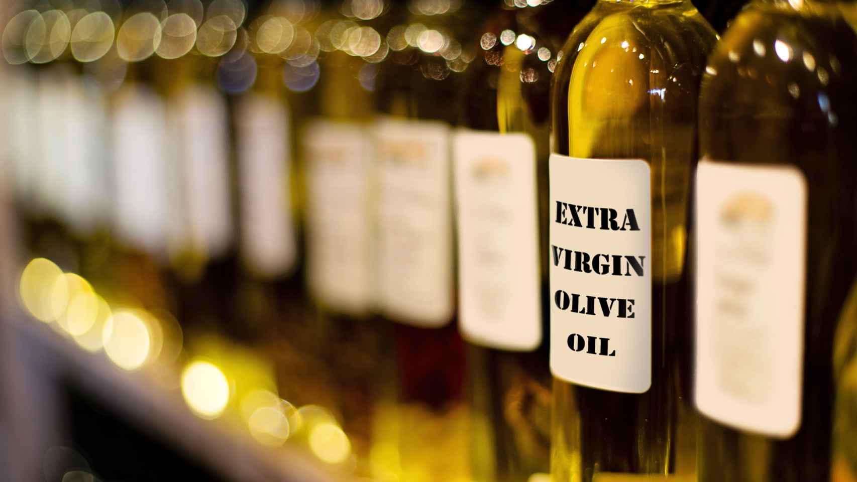 Unas botellas de aceite de oliva virgen extra.