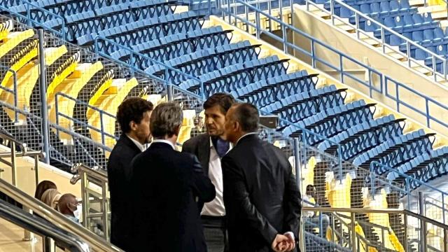 Mateu Alemany y Rafa Yuste en el palco del estadio del Al Sadd