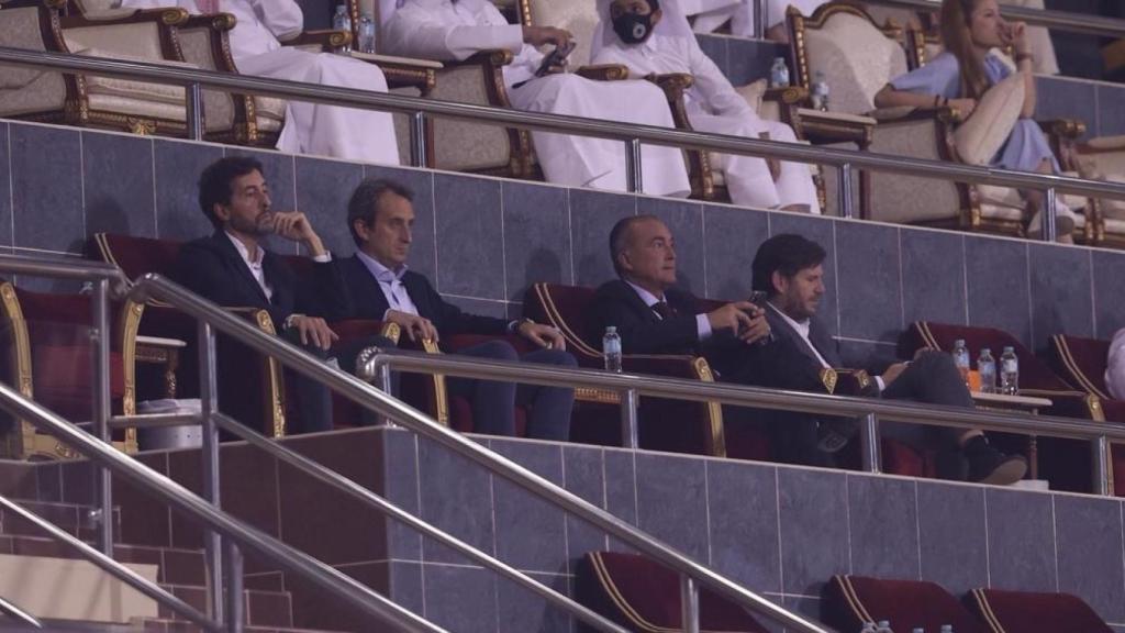 El director de fútbol del Barcelona, Mateu Alemany (d), el vicepresidente deportivo, Rafa Yuste (2d) y los representantes de Xavi Hernández Fernando Solanas (i) y Arturo Canales en el palco del Al Gharrafa Stadium