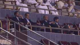 El director de fútbol del Barcelona, Mateu Alemany (d), el vicepresidente deportivo, Rafa Yuste (2d) y los representantes de Xavi Hernández Fernando Solanas (i) y Arturo Canales en el palco del Al Gharrafa Stadium