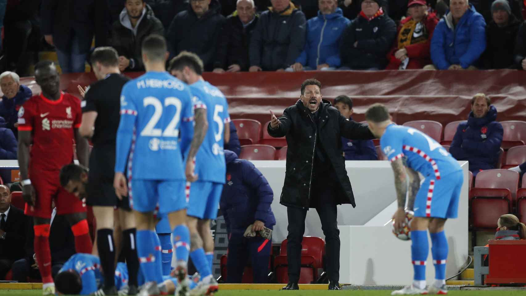 Simeone trata de levantar a sus jugadores del Atlético de Madrid cabizbajos
