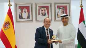Miquel Iceta firmando el memorándum con Emiratos Árabes Unidos