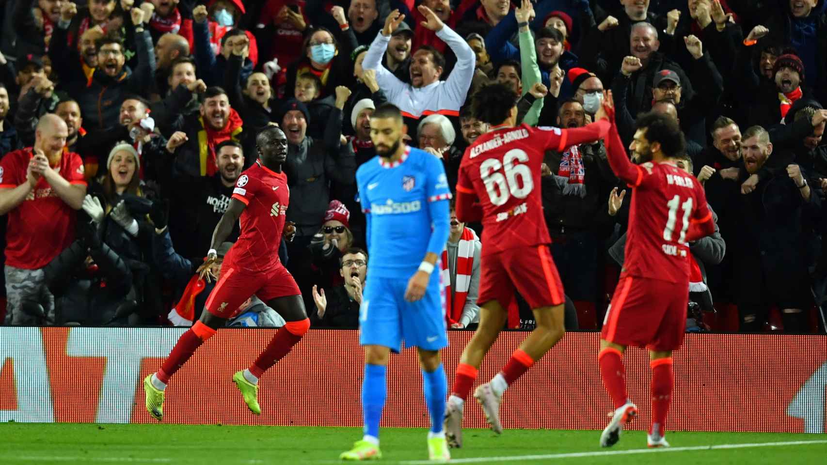 Los jugadores del Liverpool celebran el gol de Mané al Atlético