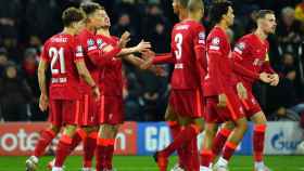 Los jugadores del Liverpool, celebrando el gol de Diogo Jota antes de saber que estaba anulado