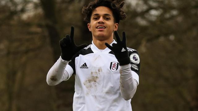 Fabio Carvalho entrenando con el Fulham