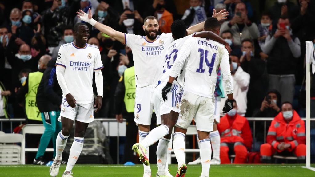 Karim Benzema celebra su segundo gol al Shakhtar Donestk