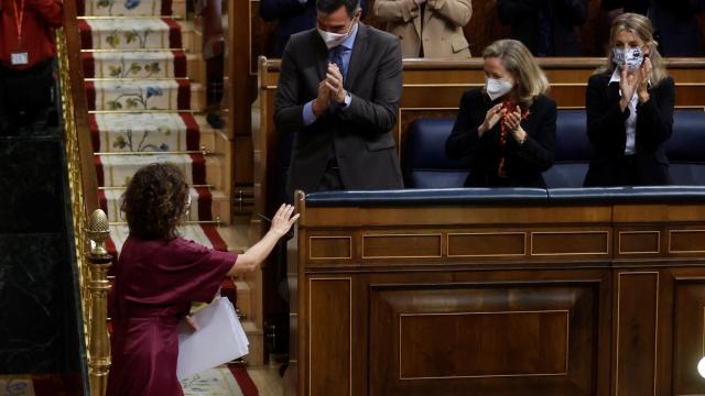 María Jesús Montero es aplaudida por Pedro Sánchez, Nadia Calviño y Yolanda Díaz tras su intervención.