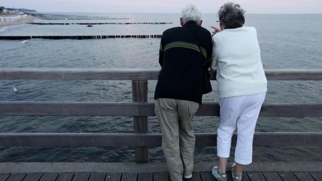 Pareja disfrutando de los viajes del Imserso en una imagen de archivo.