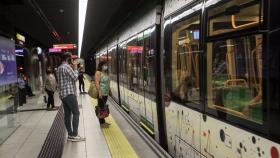 Varios viajeros en una de las estaciones del Metro de Málaga.