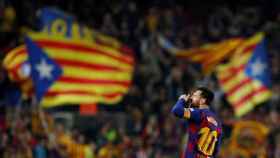 Lionel Messi en el Camp Nou frente a banderas independentistas.