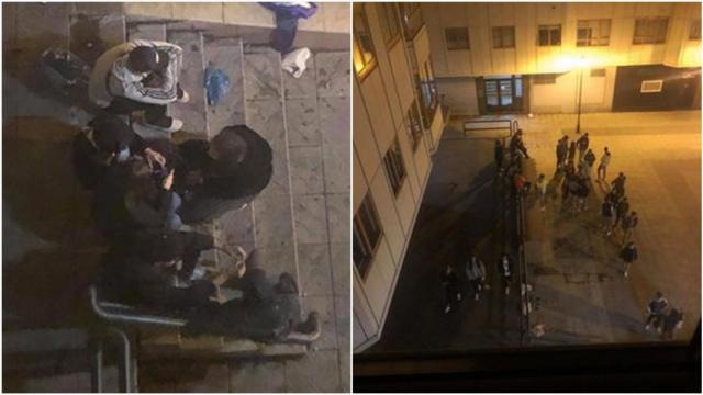 Agrupación de personas durante la noche en la calle Socorro de A Coruña.