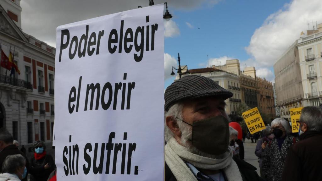 Una concentración de Derecho a Morir Dignamente en la Puerta del Sol, en Madrid.