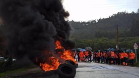 Los trabajadores de Vestas vuelven a cortar la carretera LU-161 de Viveiro (Lugo)