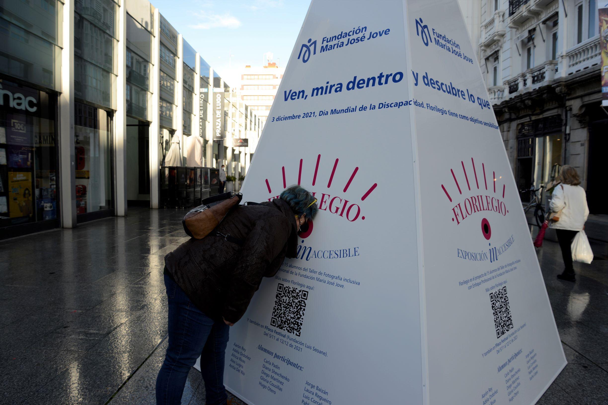 La pirámide de la Exposición inAccesible colocada en la plaza de Lugo de A Coruña (FMJJ).