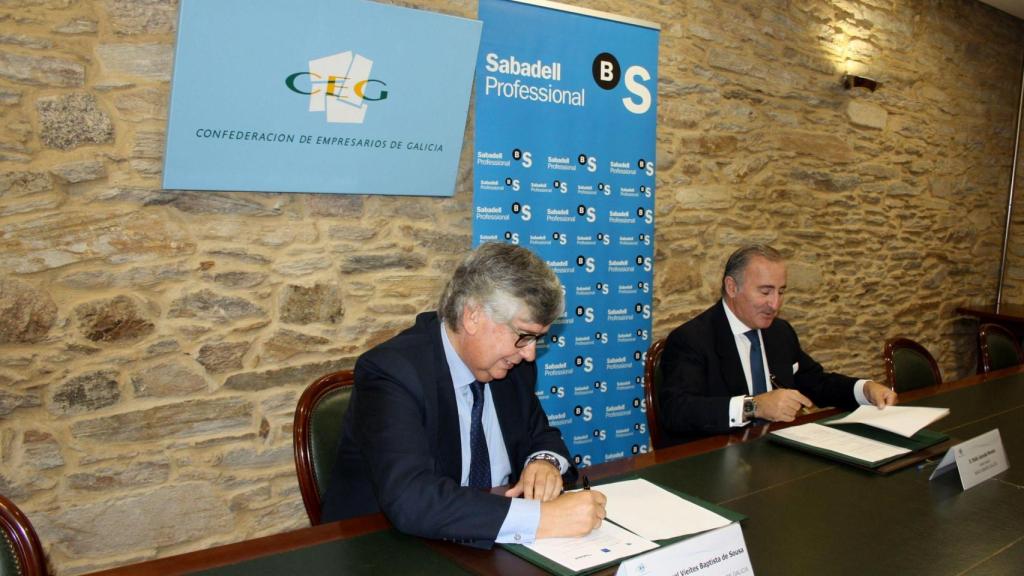 Firma del convenio entre la CEG y el Banco Sabadell.